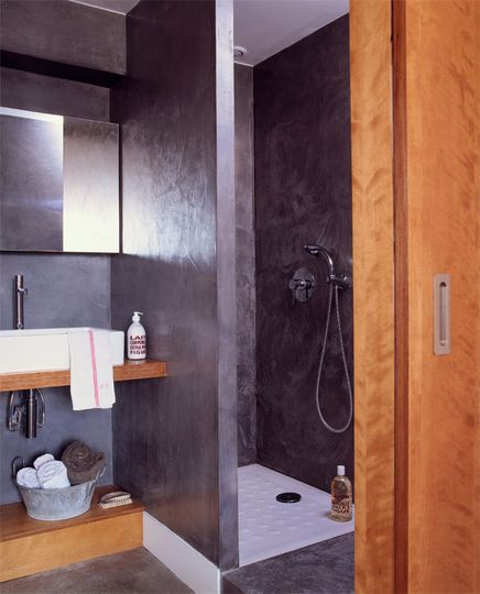  béton ciré et bois pour une petite salle de bain contemporaine